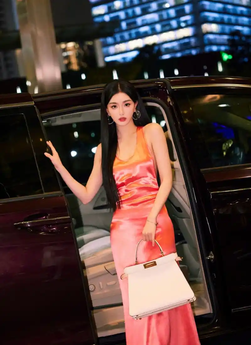 孔雪儿一组深夜时尚大片释出,照片中孔雪儿身穿粉色露背长裙,简约不失