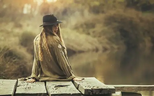 女孩回头看,帽子 壁纸