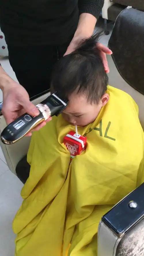 给小孩子剪头发真是一种挑战