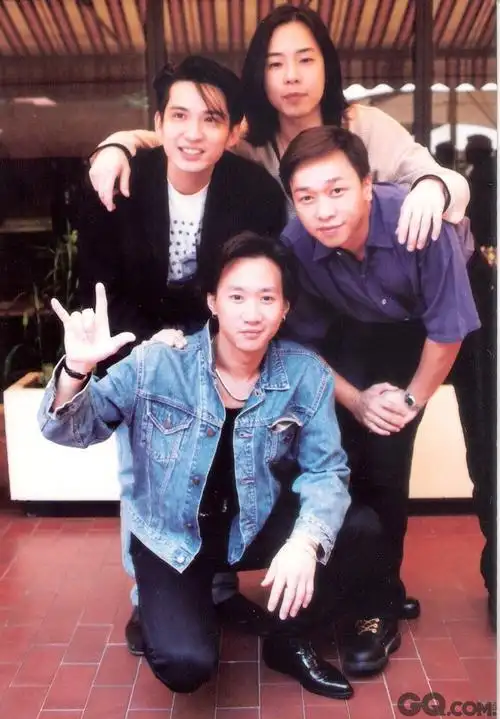 《情人》这首歌收录在beyond93年的专辑《乐与怒》中,当时beyond全部