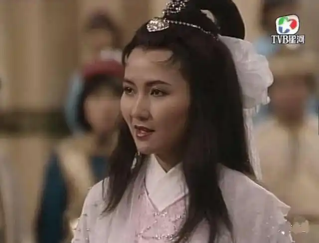 可笑的移花宫主由陈美琪饰演,就是后来《新白娘子传奇》的小青,服饰