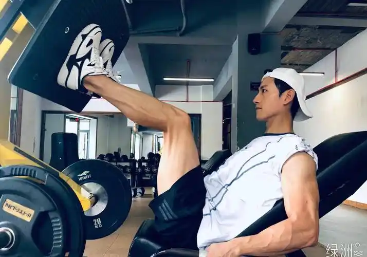 张峻宁的自律写满了腹肌,完全没有年龄感,请按照这个标准来滚动_闫伟