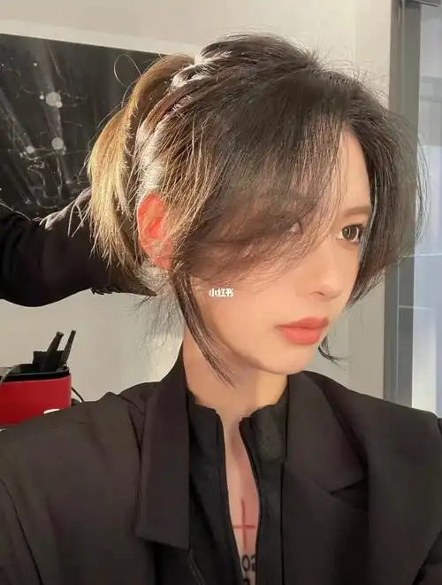 法式八字刘海减龄瘦脸又超有气质