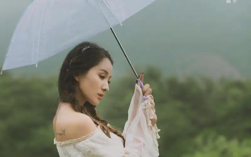 五官精致美女大自然朦胧写真