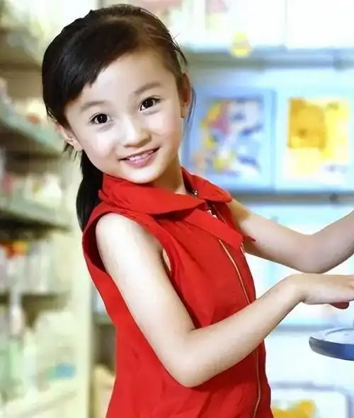 林妙可正式走上了演戏的道路,她先后出演了《北方有佳人》《回家的