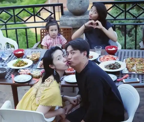 黄多多装扮成熟引争议,网友被质疑管太宽,黄磊孙莉被指重男轻女