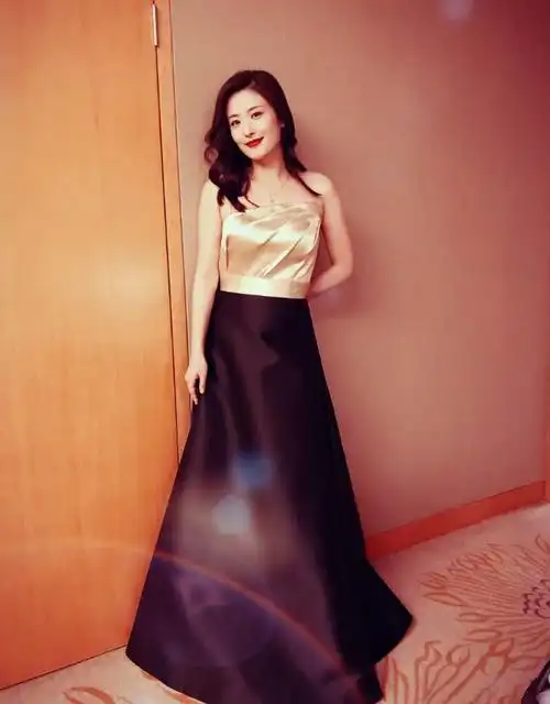 徐百卉穿扮很潮哦,黑色的阔腿裤随意洒脱,个性十足,加入条纹,更有范.