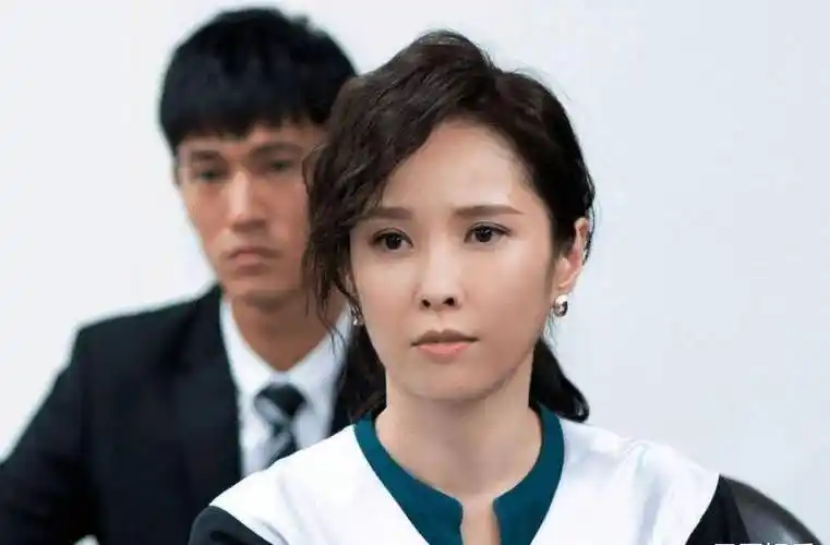 天心刘品言罕同框,长相相似气质却大不同,一个时尚一个少女味足_合作