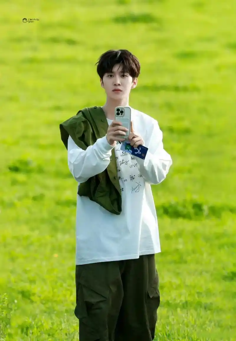 背后抱#期待今晚的综艺《现在就出发》,范丞丞将带我们去森林玩耍