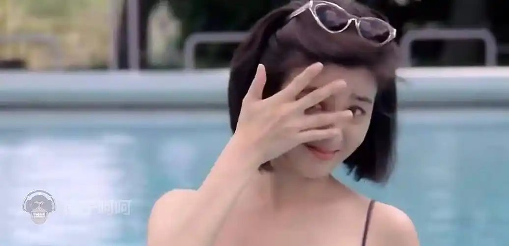 穿泳装的关之琳,白到发光_皮肤_显得_美女