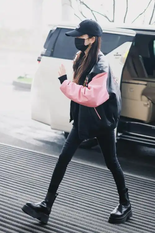 杨幂私服##杨幂粉黑棒球服##今日星拍放送