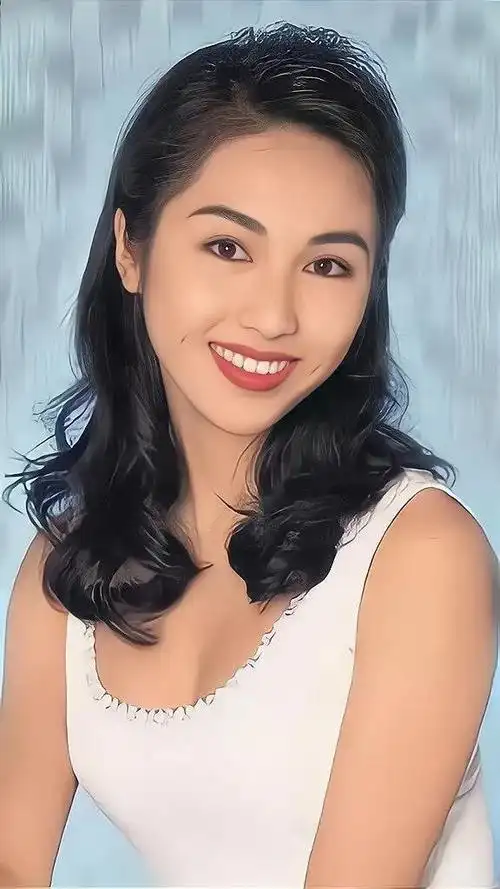 黎姿梨涡浅笑摇曳生姿年轻时的她美貌惊人