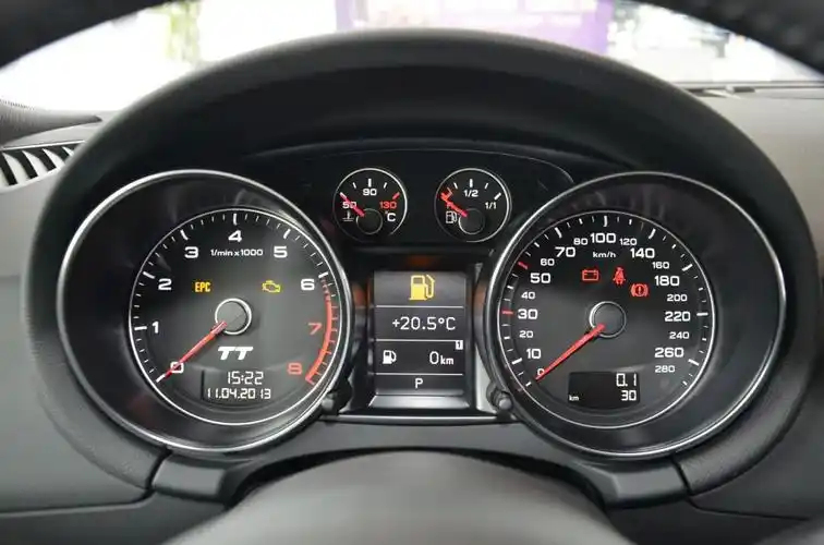 【奥迪ttcoupe 45 tfsi quattro 白色经典版仪表盘背光显示图片-汽车