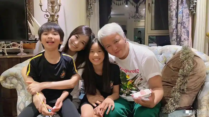 张庭|张庭13岁女儿晒照庆生!打耳洞露小蛮腰显成熟,肤色变白颜值大变