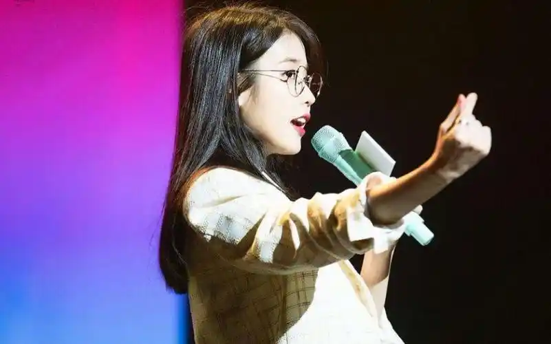 【iu李知恩】《bbibbi》超清live版,iu戴眼镜唱歌跳舞的样子真可爱!