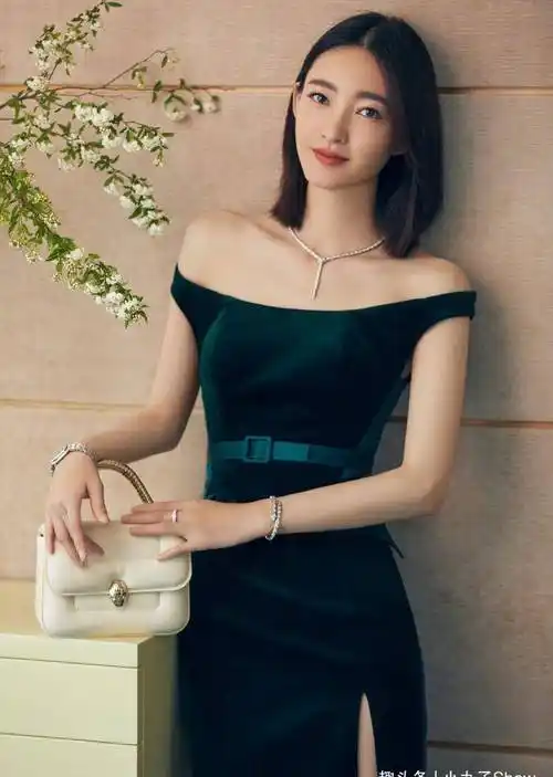 王丽坤才是真素颜女神,一字肩连衣裙秀身材,曾是林更新绯闻女友_气质