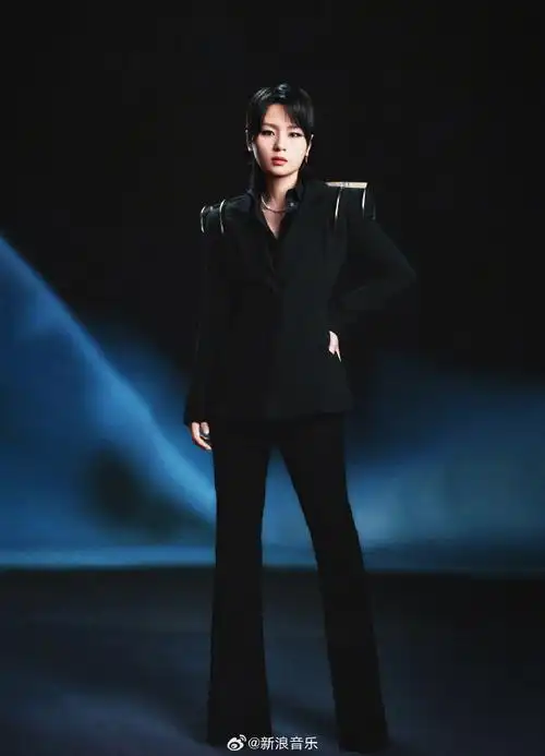 周笔畅微博之夜金属西装
