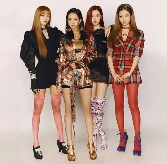 女团blackpink泰国成员lisa晒私服生活照,黑色短裙显嫩白美腿