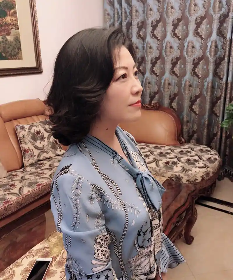 女人过了40岁,"气质"重要还是"颜值"重要,大部分认为是气质