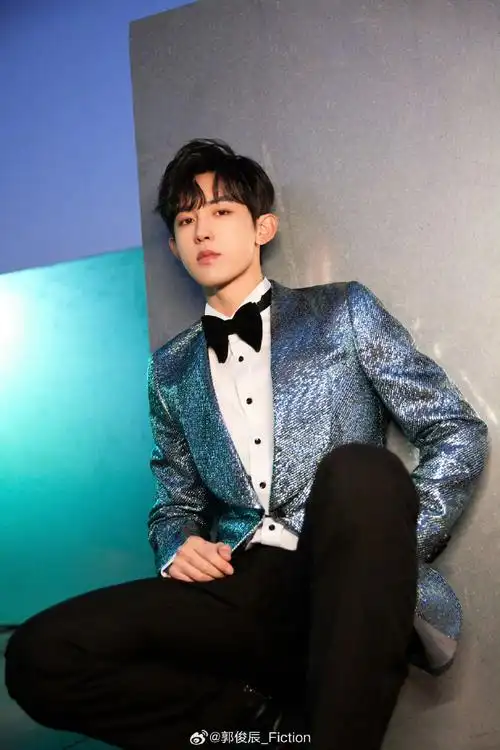 郭俊辰解锁新色系西装##郭俊辰蓝色星河西装