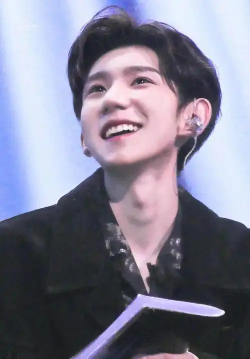 捕捉王源牌小太阳笑容,今日份甜蜜温暖