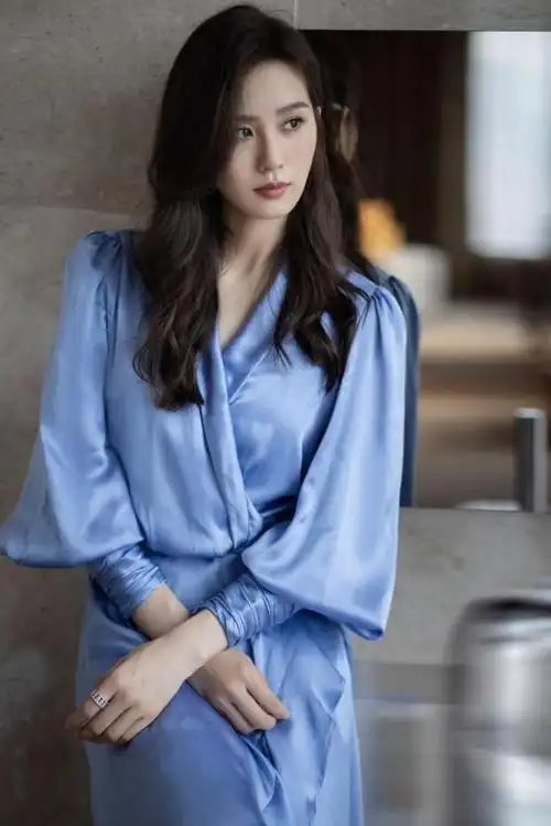 不仅看起来很浪漫别致,还能拉长女人的肩线,提升整体的气场