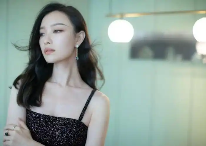 美女明星妖娆美女明星倪妮优雅写真图片热辣美女文章小虾米