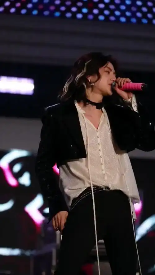 更确切地说你是我的心魔现场版live音乐节现场小鬼