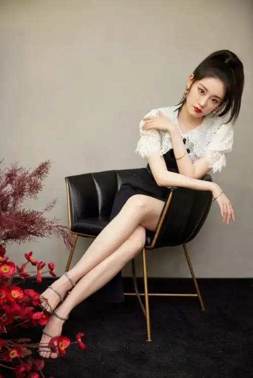 原创又被祝绪丹美到了穿半截裙秀美腿蝴蝶坐深得杨幂真传