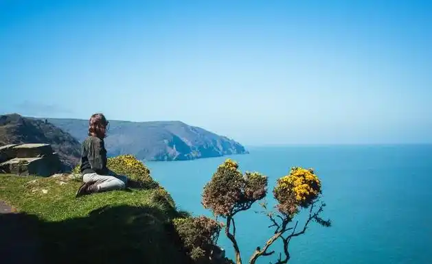 成长,就是逼着你一个人,踉踉跄跄的受伤,跌跌撞撞的.