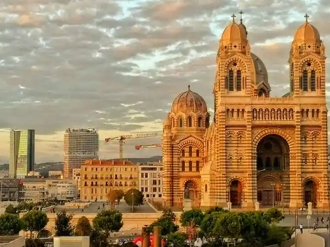 马赛主教座堂是一座罗马天主教的主教座堂,法国历史古迹,修建于1852