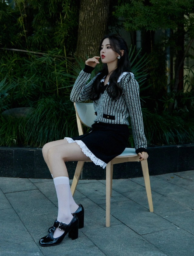 杨超越"直角腿"走红网络!侧面无丝毫赘肉,体重一看就没过百_腾讯新闻