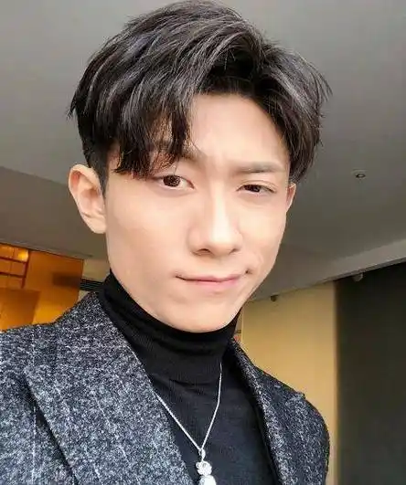 张一山晒四连拍帅气出镜,胸前小熊链子亮眼,透露新戏即将出炉_自拍_小