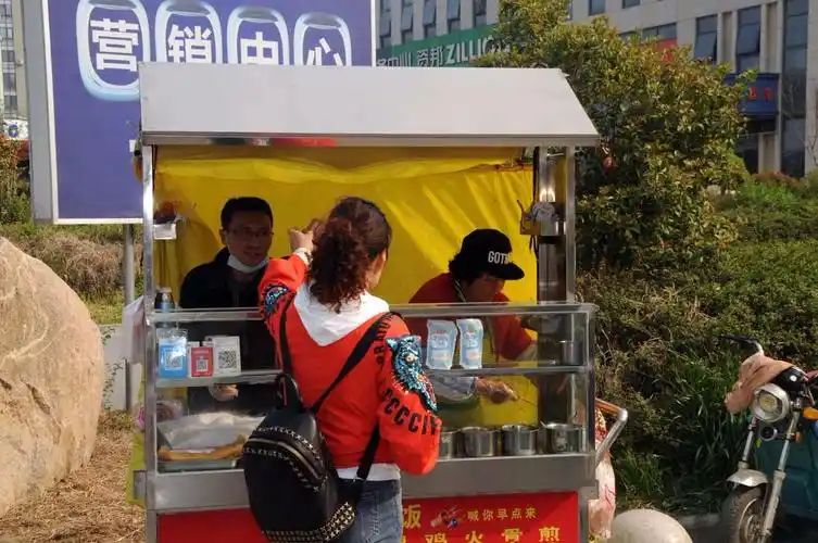 他们的流动小车后面有布帘子,这样比较卫生.