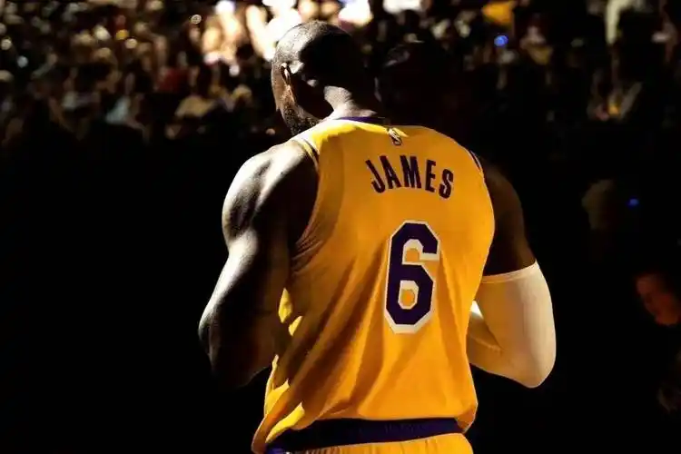 毕竟,詹姆斯这个天之骄子,经不起岁月的侵蚀,只留下一个落寞的背影!