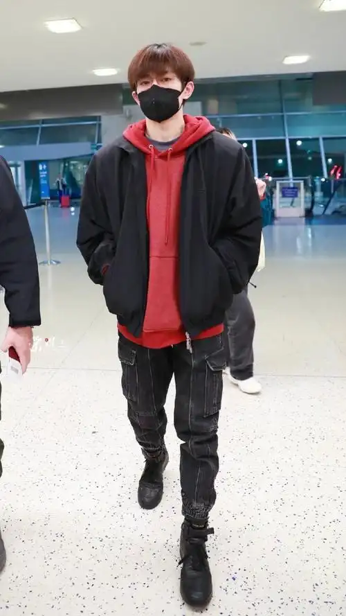 易烊千玺机场图#  易烊千玺机场穿搭小合集9615  私服穿搭松弛