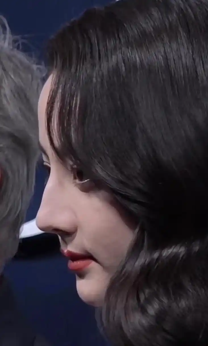 迪丽热巴这个鼻子真的很像扑克牌q[捂脸][捂脸]