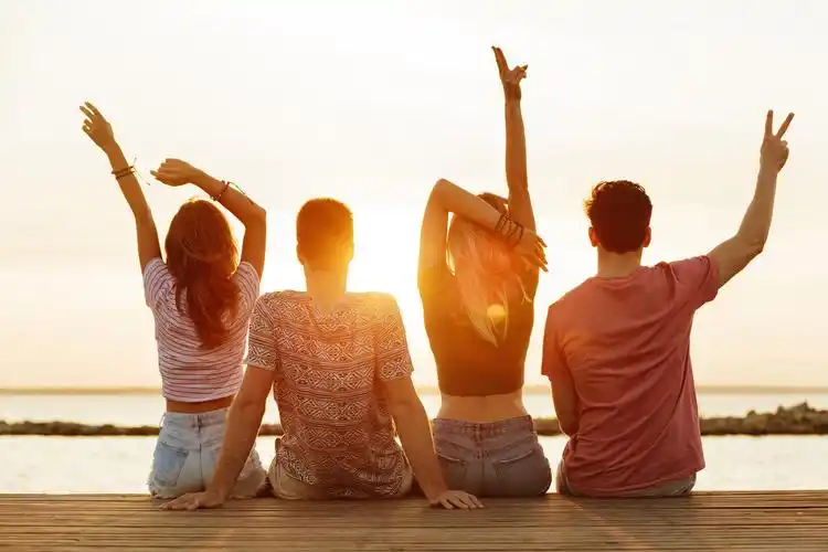 情侣在海滩上散步