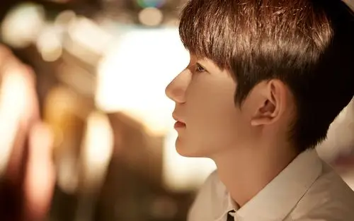 王源青春校园写真桌面壁纸