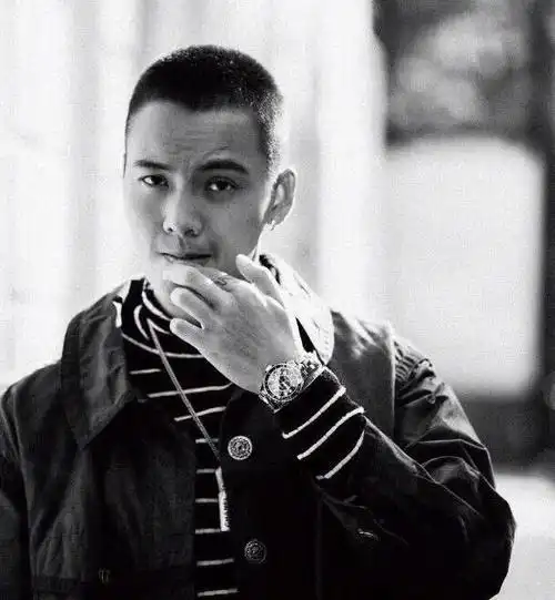 硬核男孩陈伟霆寸头造型简直a炸了