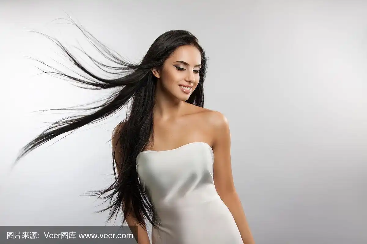 美丽的女孩模特与飞扬的头发.