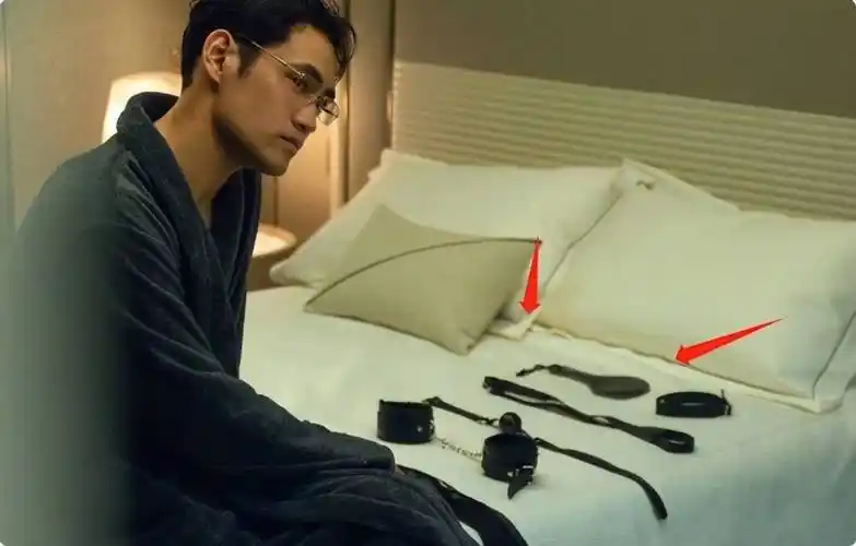 而与之对应的是侵略性的目光,斯文败类的一张脸,袁弘饰演的岳老板穿着