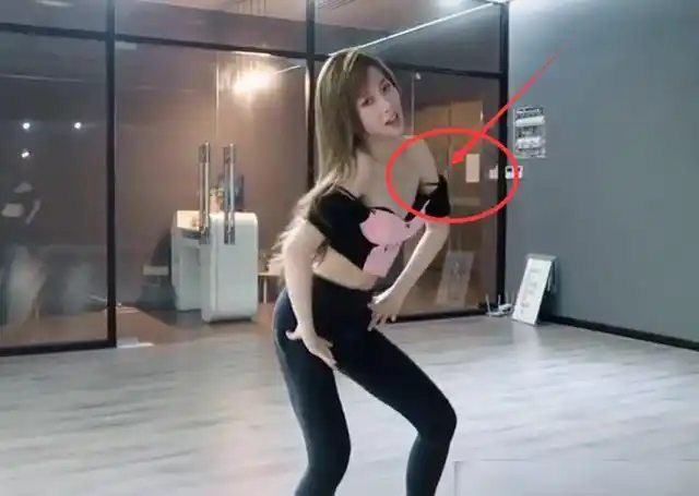 虞书欣穿小学生上衣热舞肩带忽然掉落她接下来动作让人直叫绝