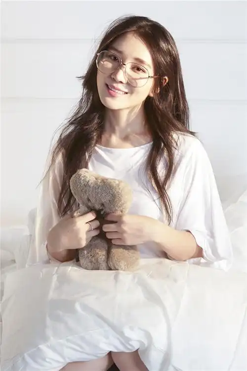 蓉卓居家写真甜美来袭慵懒文艺不失俏皮