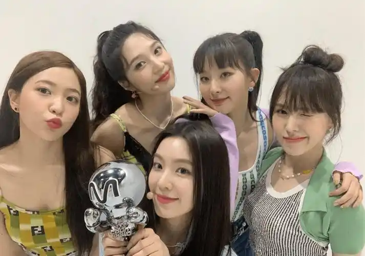 redvelvet成员手拿奖杯,开心比耶.