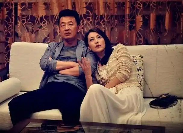 回顾曲栅栅嫁落魄黄海波中年靠演技翻红赚钱养夫9年不离不弃