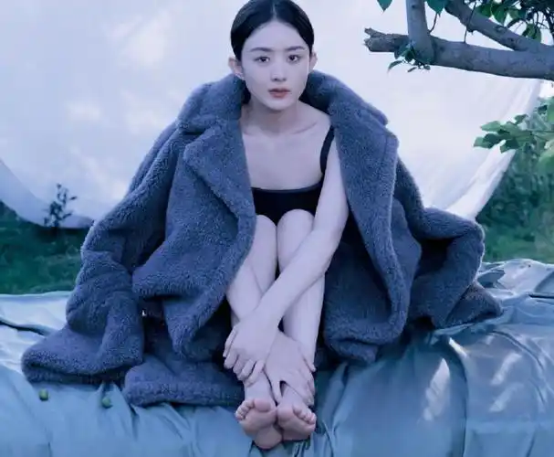 赵丽颖身穿黑色吊带拍摄时尚杂志.