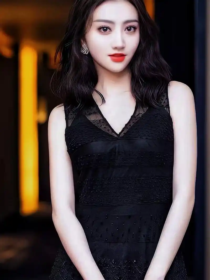 景甜身着黑色纱裙,尽显神秘美感