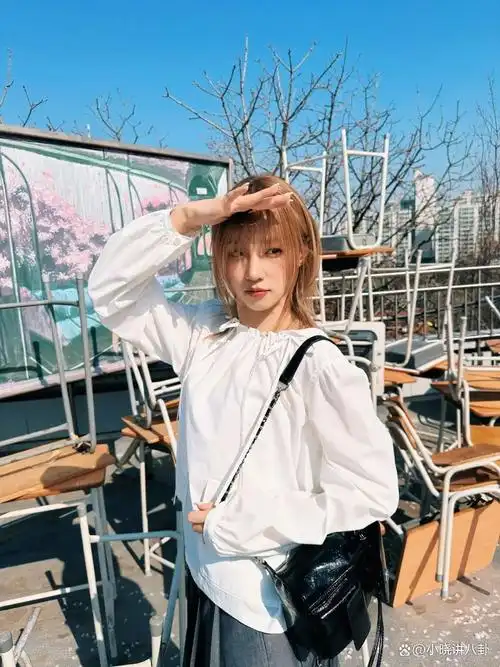 宋雨琦化身日漫女高中生金色短发造型靓丽活泼