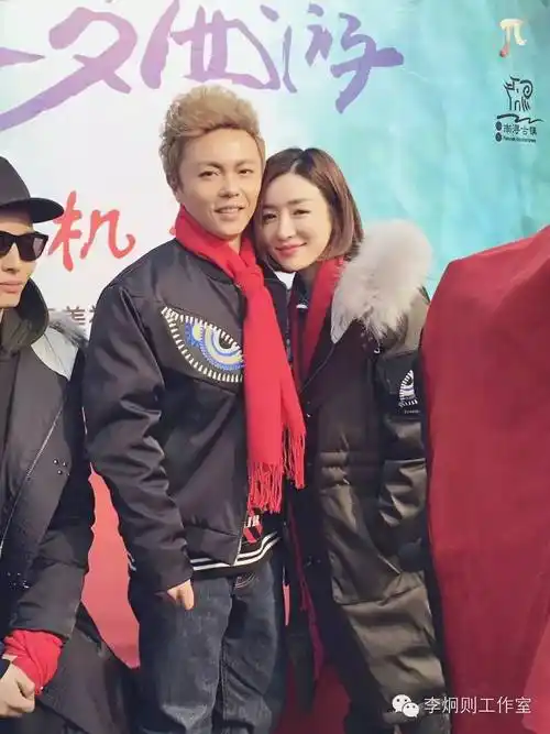 谢苗新戏开机与何彦霓婚后二人首次合作发布会现场大